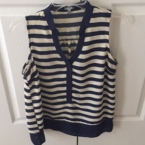 Blue and off white striped top 💙